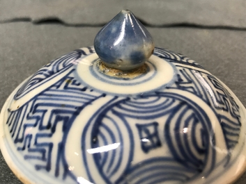 Un pot &agrave; vin et son couvercle en porcelaine de Chine bleu et blanc de type kraak, Wanli