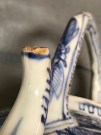 Un pot &agrave; vin et son couvercle en porcelaine de Chine bleu et blanc de type kraak, Wanli