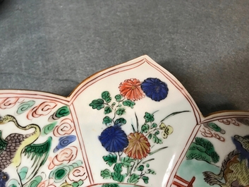 Een paar Chinese famille verte borden in lotusvorm, Kangxi
