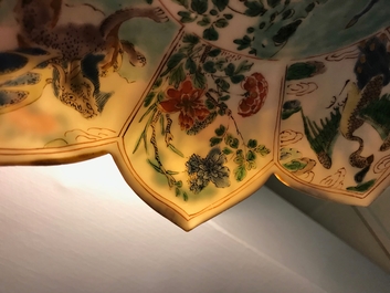 Une paire d'assiettes en forme de lotus en porcelaine de Chine famille verte, Kangxi