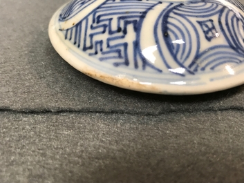 Un pot &agrave; vin et son couvercle en porcelaine de Chine bleu et blanc de type kraak, Wanli