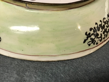 Une assiette en &eacute;maux de Canton &agrave; d&eacute;cor de p&ecirc;cheurs, Chine, Qianlong