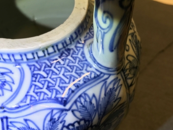 Un pot &agrave; vin et son couvercle en porcelaine de Chine bleu et blanc de type kraak, Wanli