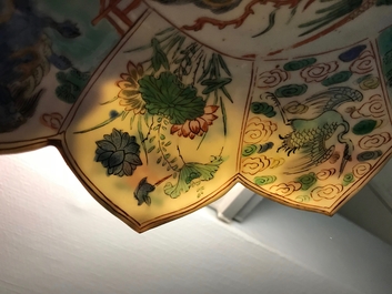 Une paire d'assiettes en forme de lotus en porcelaine de Chine famille verte, Kangxi