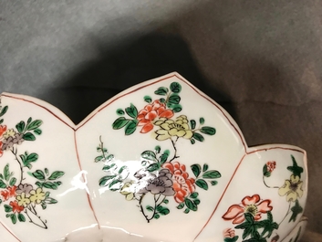 Een paar Chinese famille verte borden in lotusvorm, Kangxi