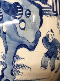 Un pot en porcelaine de Chine bleu et blanc &agrave; d&eacute;cor de longues dames et gar&ccedil;ons, Kangxi