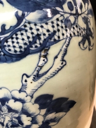 Een paar Chinese blauwwitte celadon vazen met draken en feniksen, 19e eeuw