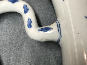 Une verseuse en porcelaine de Chine bleu et blanc &agrave; d&eacute;cor de m&eacute;daillons figuratives, &eacute;poque Transition