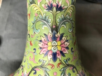 Un vase de forme bouteille en porcelaine de Chine famille rose, marque et &eacute;poque de Jiaqing