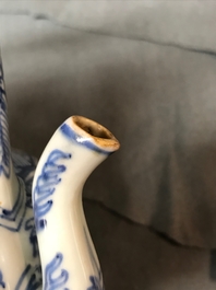 Un pot &agrave; vin et son couvercle en porcelaine de Chine bleu et blanc de type kraak, Wanli