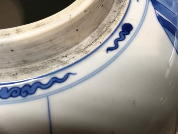 Un pot en porcelaine de Chine bleu et blanc &agrave; d&eacute;cor de longues dames et gar&ccedil;ons, Kangxi