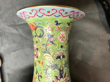 Un vase de forme bouteille en porcelaine de Chine famille rose, marque et &eacute;poque de Jiaqing