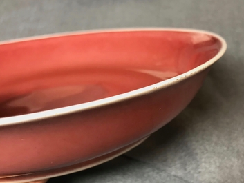 Une assiette en porcelaine de Chine rouge monochrome, Qianlong