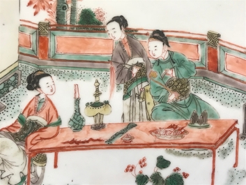 Een Chinese famille verte schotel met dames in een tuin, Kangxi
