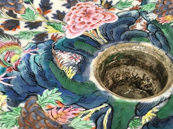 Een uitzonderlijk driedelig Chinees famille rose epergne tafelstuk, 19e eeuw