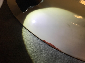 Een fijne Chinese famille rose schotel met figuren in een tuin, Yongzheng