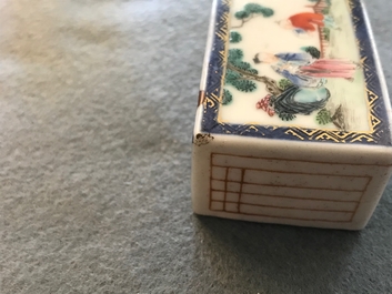 Een paar Chinese doucai scrollknoppen en een famille rose papiergewicht, 19/20e eeuw