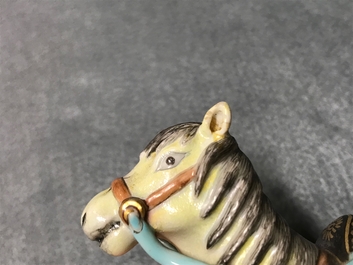 Un mod&egrave;le d'un cheval en porcelaine de Chine famille rose, Qianlong