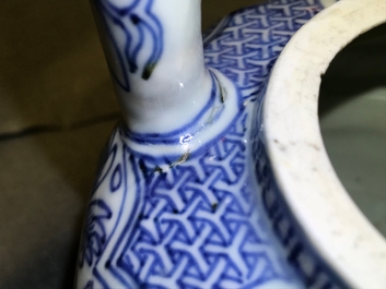 Een Chinese blauwwitte kraakporseleinen gedekselde wijnkan, Wanli