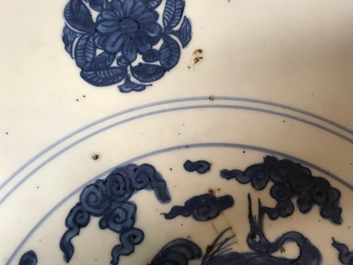 Un plat en porcelaine de Chine bleu et blanc &agrave; d&eacute;cor de grues, marque et &eacute;poque de Jiajing