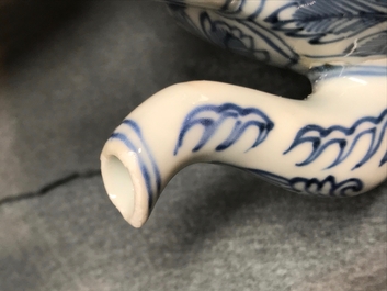 Un pot &agrave; vin et son couvercle en porcelaine de Chine bleu et blanc de type kraak, Wanli