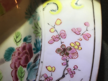 Een fijne Chinese famille rose schotel met figuren in een tuin, Yongzheng