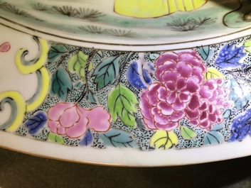 Un plat en porcelaine de Chine famille rose &agrave; d&eacute;cor de figures dans un jardin, Yongzheng