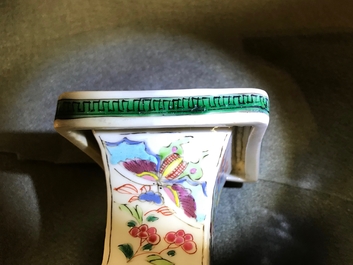 Une paire de vases de forme carr&eacute; en porcelaine de Chine famille rose, Yongzheng