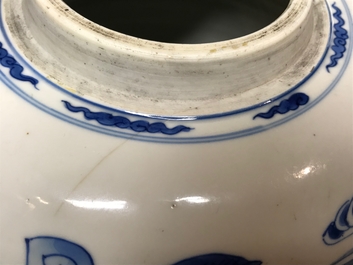 Een Chinese blauwwitte pot met lange Lijzen en zotjes, Kangxi