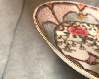 Une coupe armori&eacute;e en porcelaine de Chine famille rose &agrave; d&eacute;cor floral, Yongzheng