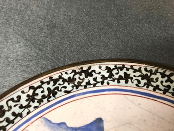 Une assiette en &eacute;maux de Canton &agrave; d&eacute;cor de p&ecirc;cheurs, Chine, Qianlong