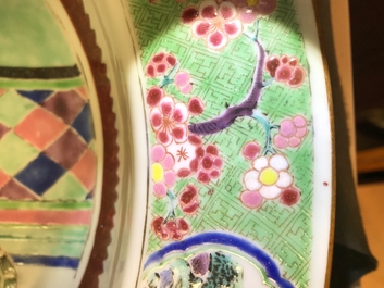 Een Chinees famille rose bassin met figuren in een tuin, Yongzheng