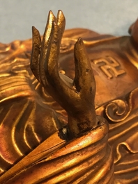 Un mod&egrave;le de Bouddha debout en bois sculpt&eacute; et dor&eacute;, Chine, 18/19&egrave;me
