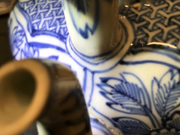 Een Chinese blauwwitte kraakporseleinen gedekselde wijnkan, Wanli