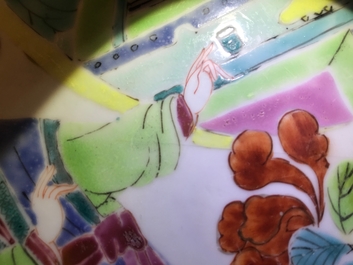 Een fijne Chinese famille rose schotel met figuren in een tuin, Yongzheng