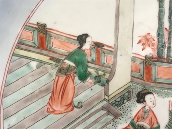 Een Chinese famille verte schotel met dames in een tuin, Kangxi