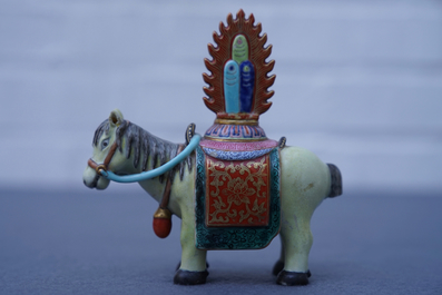 Un mod&egrave;le d'un cheval en porcelaine de Chine famille rose, Qianlong