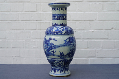 Een Chinese blauwwitte vaas met figuren in een landschap, 19e eeuw