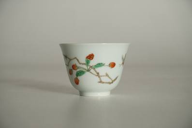 Une tasse en porcelaine de Chine famille verte aux branches de goji, marque de Kangxi, 19/20&egrave;me