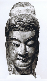 Une t&ecirc;te de Bouddha en pierre calcaire sculpt&eacute;e, Chine, Dynastie Wei du Nord (386-535)