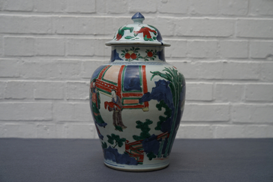 Un vase couvert en porcelaine de Chine wucai &agrave; d&eacute;cor de figures, &eacute;poque Transition