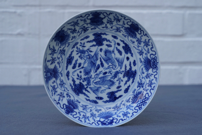Une coupe en porcelaine de Chine bleu et blanc &agrave; d&eacute;cor de grues, marque et &eacute;poque de Yongzheng