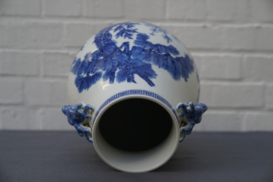Un vase de forme hu en porcelaine de Chine bleu et blanc, marque de Qianlong, 19/20&egrave;me
