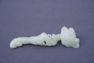 A Chinese pale celadon jade ruyi sceptre, 19/20th C.