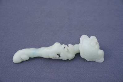 Een Chinese lichte celadon jade ruyi scepter, 19/20e eeuw