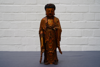 Een Chinese verguld houten figuur van een staande Boeddha, 18/19e eeuw