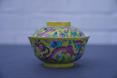 Een Chinese famille rose dekselkom voor de Straits of Peranakan markt, 19e eeuw