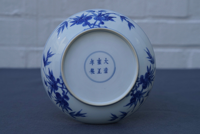 Une coupe en porcelaine de Chine bleu et blanc &agrave; d&eacute;cor de grues, marque et &eacute;poque de Yongzheng