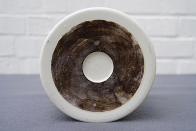 Un pot &agrave; pinceaux en porcelaine de Chine doucai &agrave; d&eacute;cor d'un &eacute;l&eacute;phant, 19/20&egrave;m