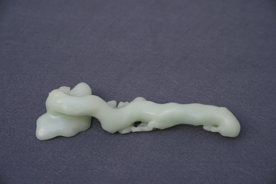 Un sceptre ruyi en jade c&eacute;ladon sculpt&eacute;, Chine, 19/20&egrave;me